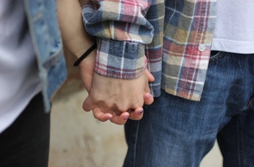 情侣应该怎样牵手？5种情侣牵手方式解谜你们的关系