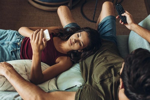 男女朋友互看手机是信任？5个心理因素告诉你：根本超不尊重